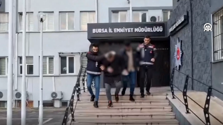 bursada-iki-supheli-yasli-kadini-oglunum-deyip-dolandirdi-8N1hnn3r.png