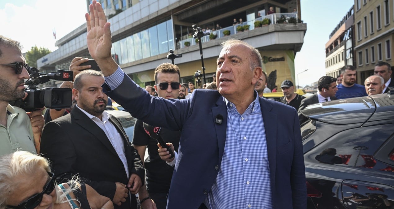 gursel tekin cakarli araciyla chpnin sariyerdeki binasinda blPvy6Xb