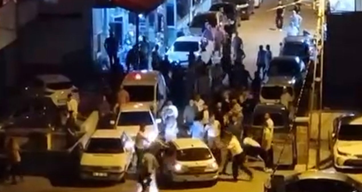 istanbulda akilalmaz olay dugun salonu cikisindaki kalabaliga araciyla daldi ZCzMOTwM