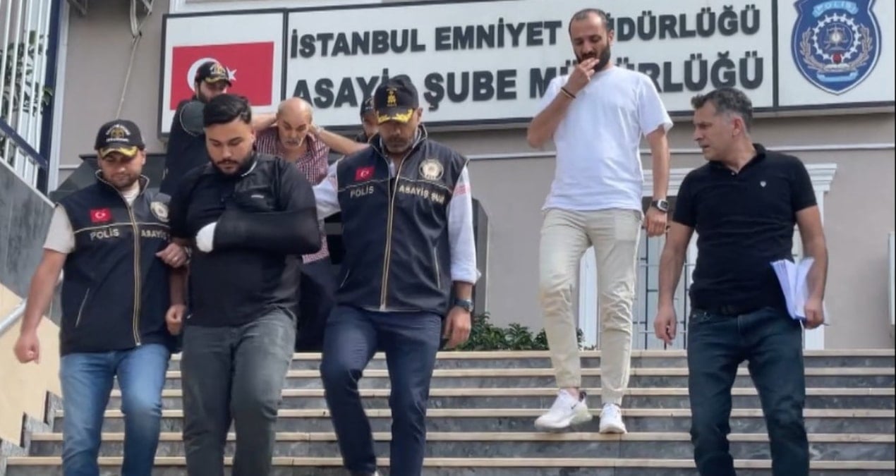 kadina siddeti engellemek isterken defalarca bicaklandi wjSnQRtt