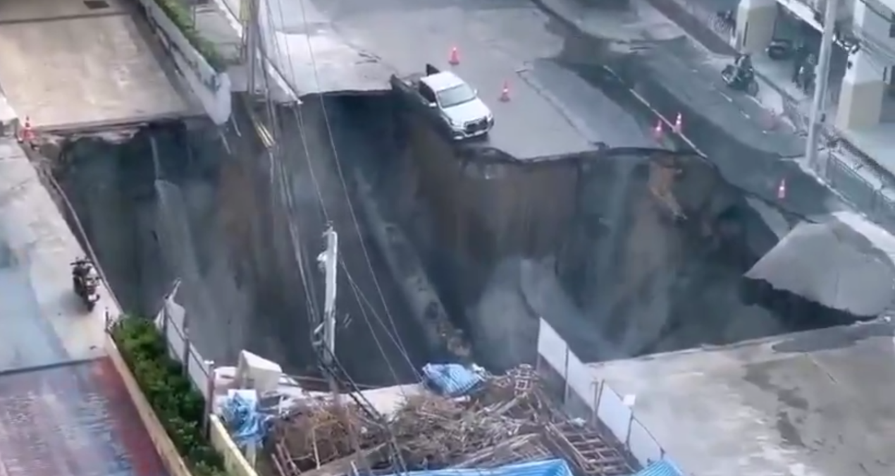 yer yarildi araclar ve binalar icine dustu kameralar her ani kaydetti K3ZeZ8JT