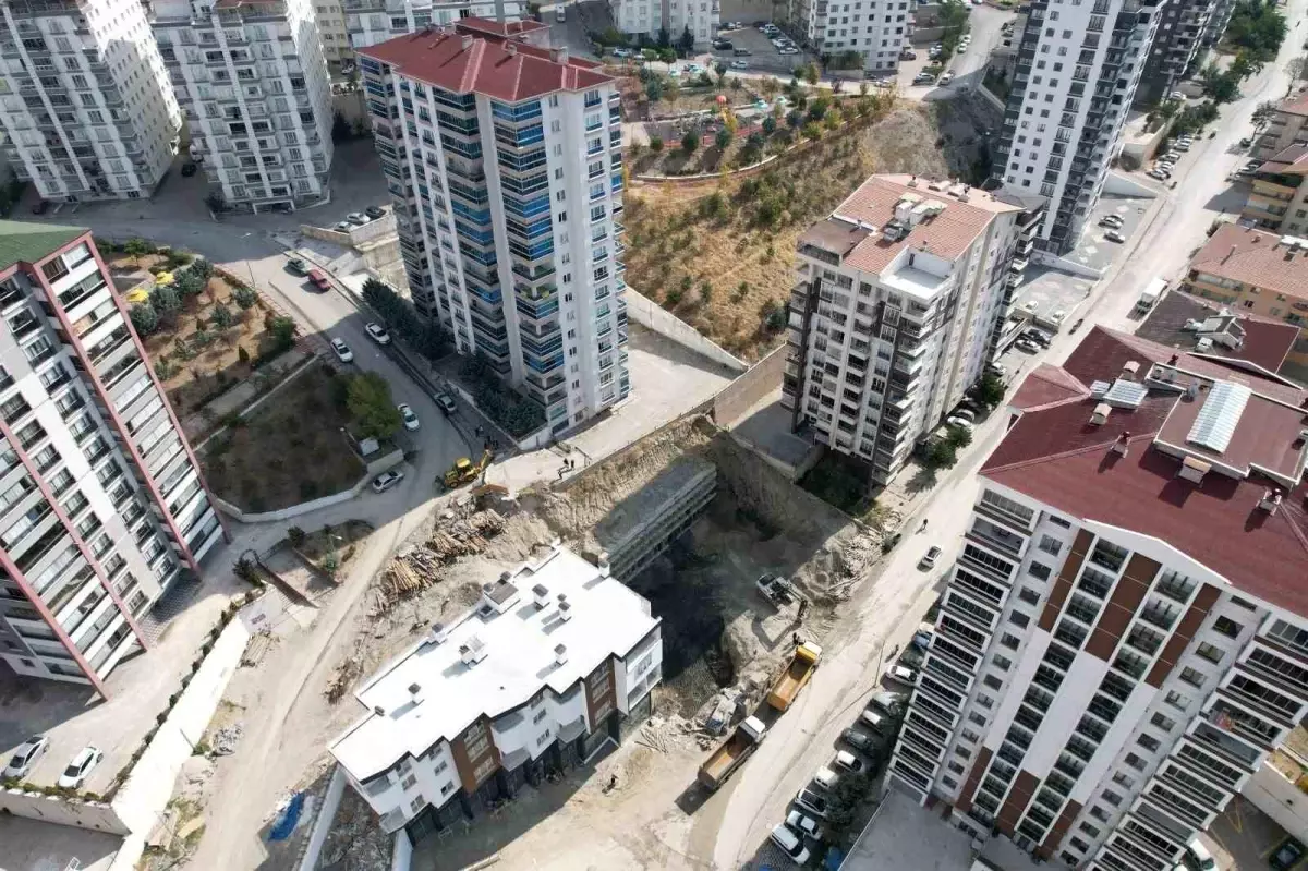 ankarada insaatta toprak kaymasi nedeniyle bina bosaltildi A5SgXcst.jpg