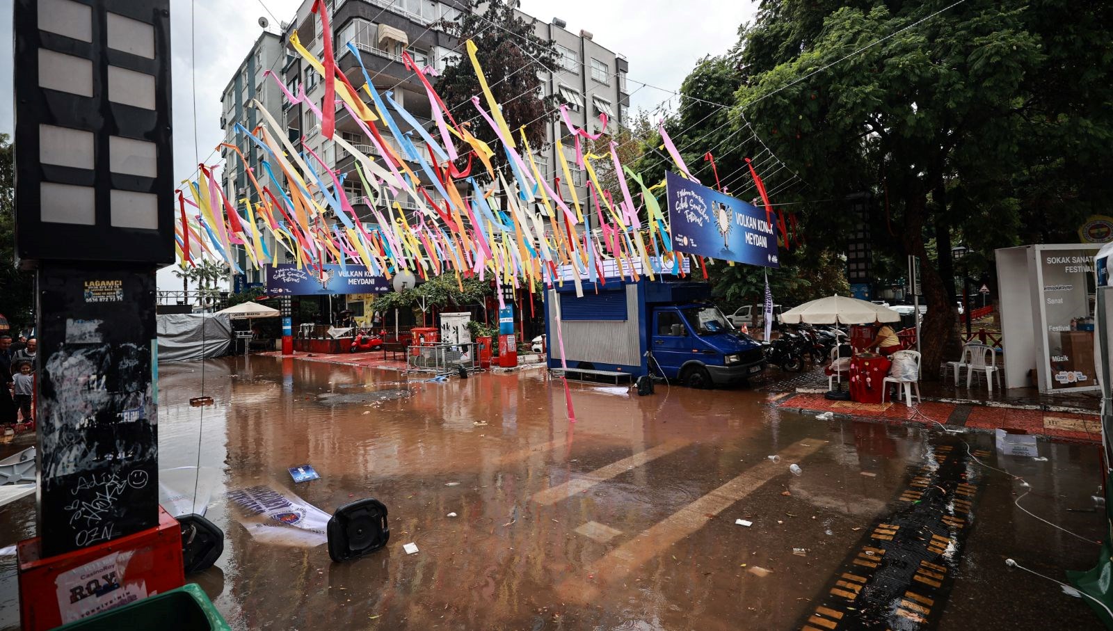 mersinde saganak agaclar devrildi yollar gole dondu PpadTIQm.jpg
