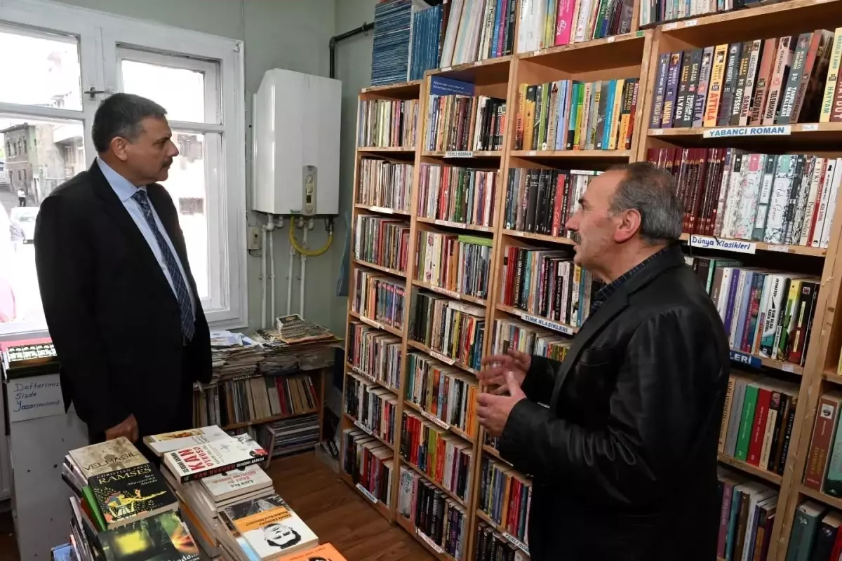 vali mustafa ciftci insirah sahaf ve kitabevinde kitapseverlerle bulustu lmFyzuy2