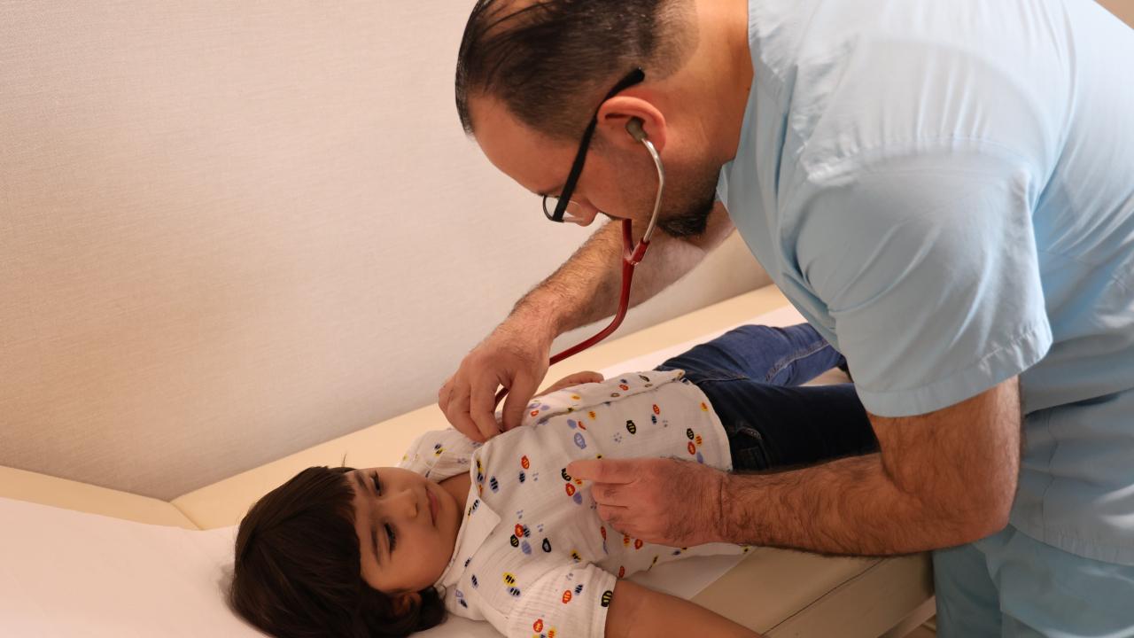 200 binde bir gorulen hastalik 2 yasindaki cocugun gogus boslugu bagirsakla doldu NiTxAzWM.jpg