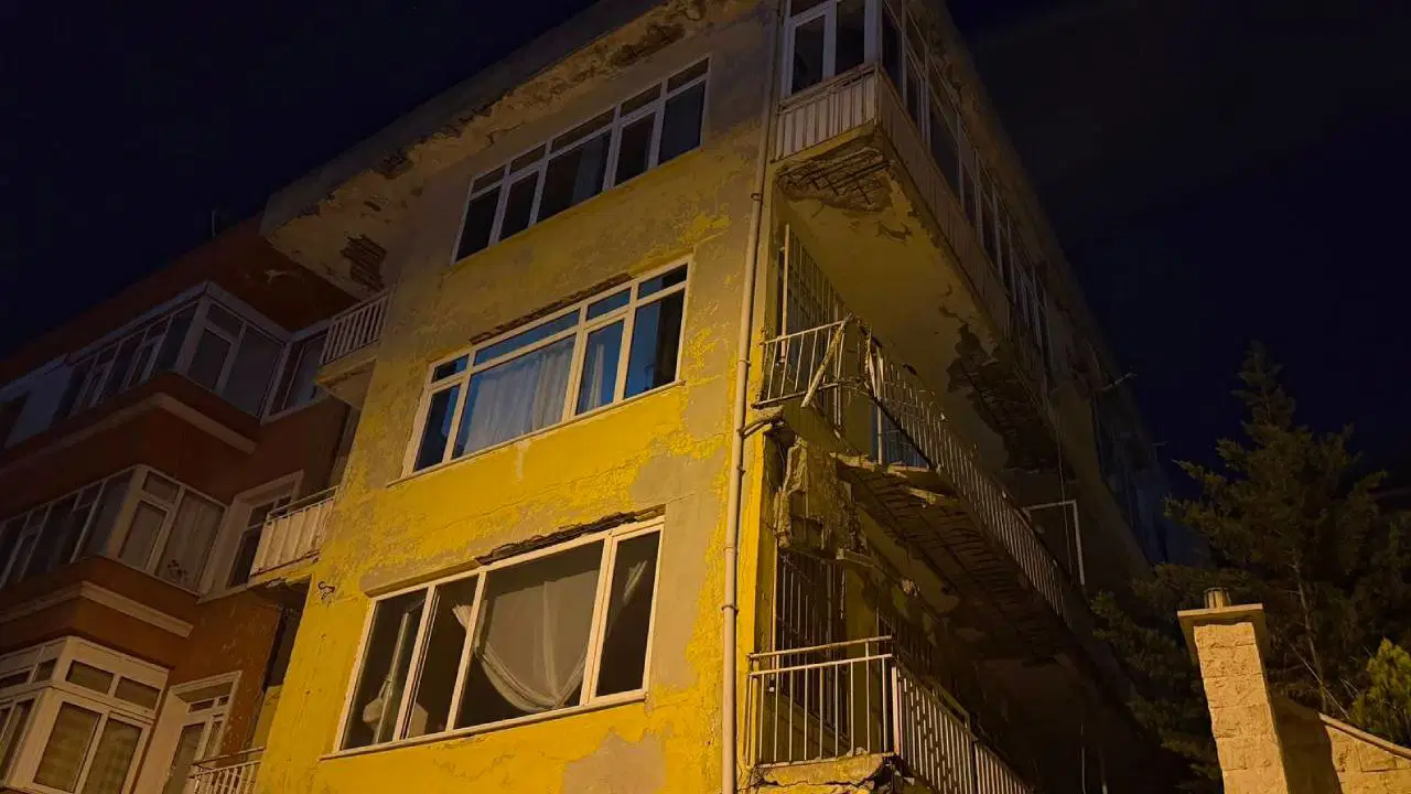 Uskudarda balkon coktu bina tahliye edildi 4f3xtEpC